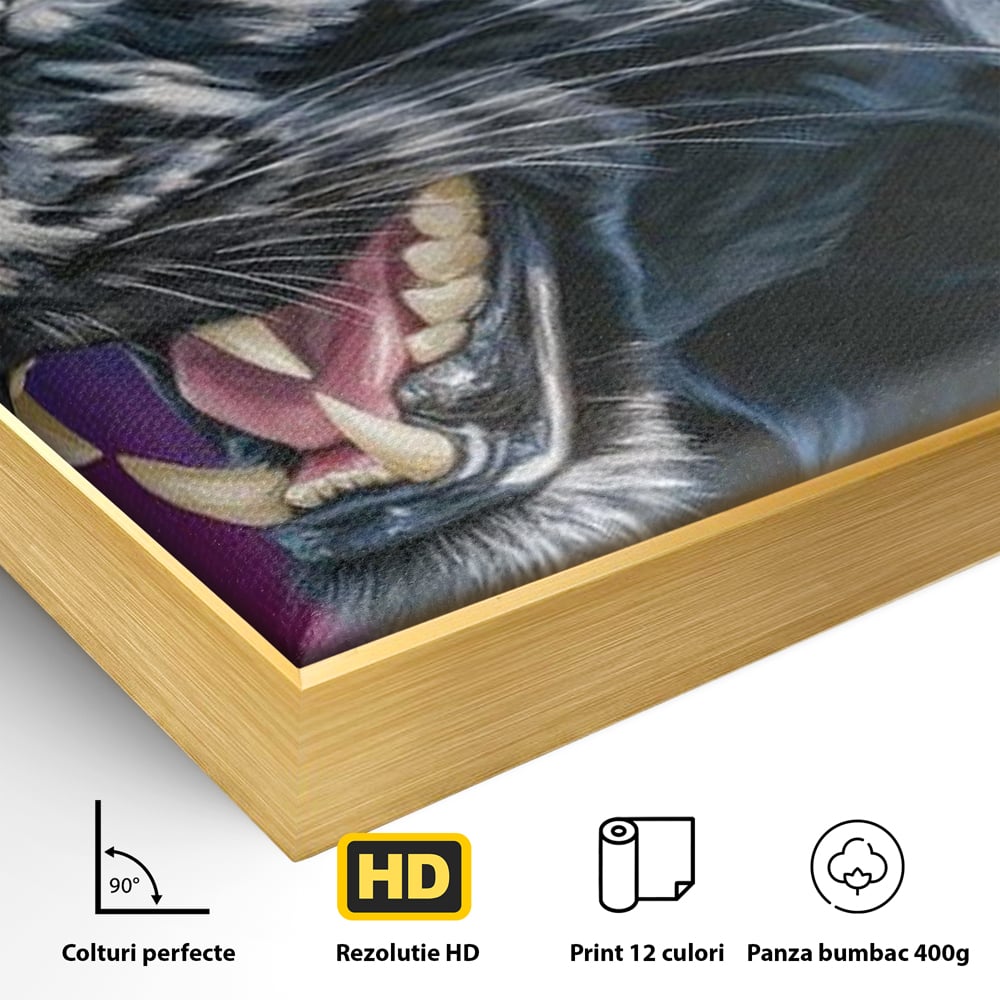 Detaliu al suprafetei: tablou canvas cu pantera neagra, in rama de aluminiu auriu